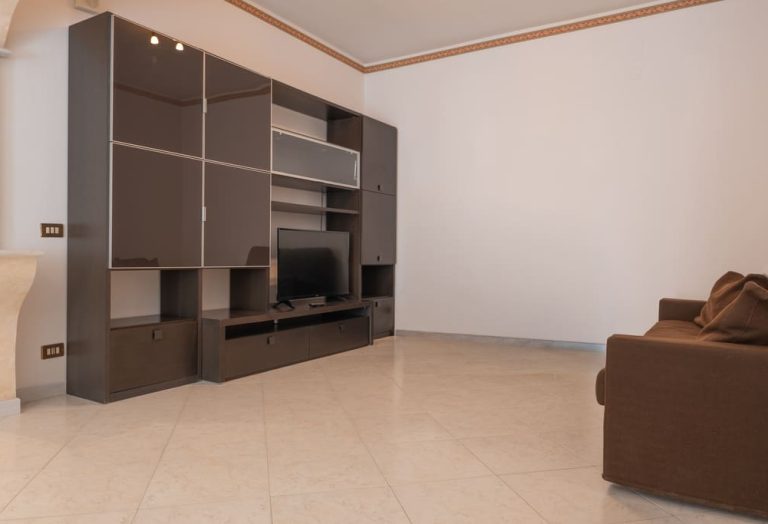 appartamento-con-divano-tv.jpg