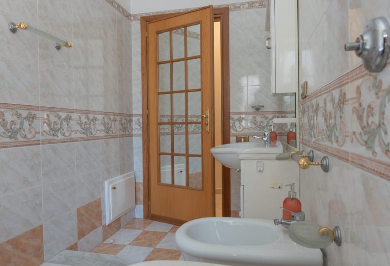 bagno-appartamento-case-vacanza-colletta.jpg