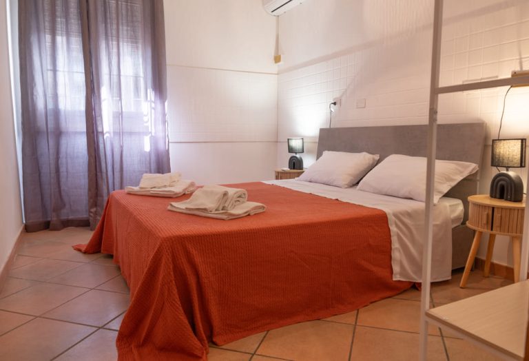 camera-da-letto-matrimoniale-case-vacanza-colletta.jpg