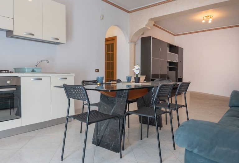 salone-con-tavola-da-pranzo.jpg