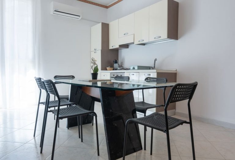 tavolo-da-pranzo-in-salotto.jpg